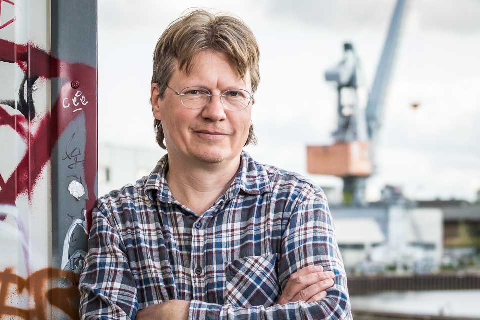 Burkhard-Wetekam Burkhard Wetekam vor einem Verladekran im Lindener Hafen